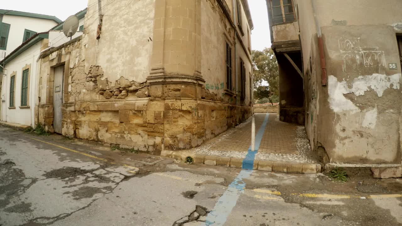 Edifici semi-distrutti su una vecchia strada abbandonata, panorama di Nicosia Nord.