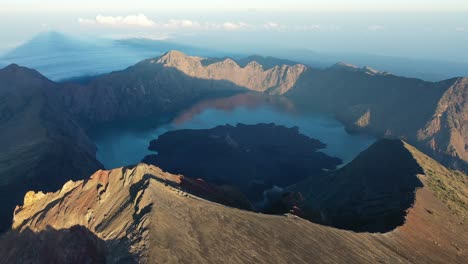 Mount-Rinjani-Bei-Wunderschönem-Sonnenaufgang,-Der-Zweithöchste-Vulkan-Indonesiens