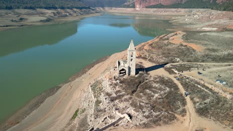 Dique-Del-Pantano-De-Sau-En-Cataluña,-España,-Intensa-Sequía-En-2024-Iglesia-Completamente-Fuera-Del-Agua