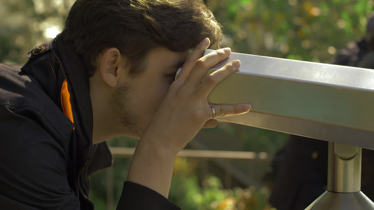 공공 쌍안경 근접 촬영을 통해 찾고 남성