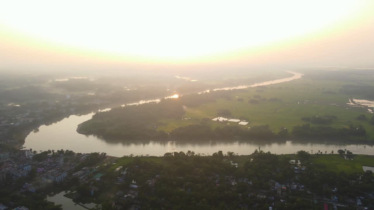 일출 때 구불구불 흐르는 수르마 강이 있는 교외 도시의 아름다운 풍경, 이 지역의 자연과 도시의 아름다움을 보여줍니다.