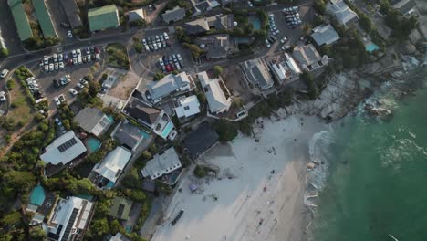 Volando-Sobre-La-Cuarta-Playa-Popular-De-Clifton,-Cerca-De-Ciudad-Del-Cabo-En-Sudáfrica