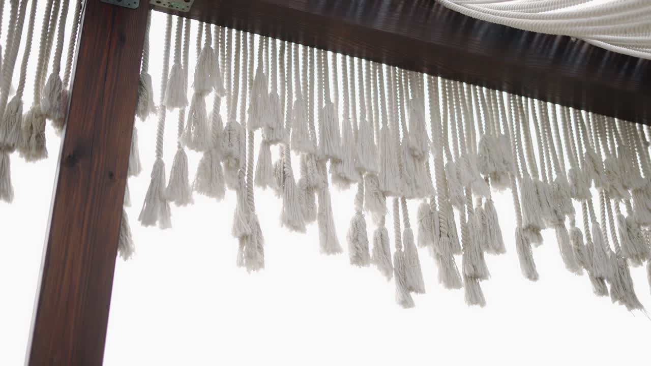 레이스 커튼을 통해 볼 수 있는 하늘