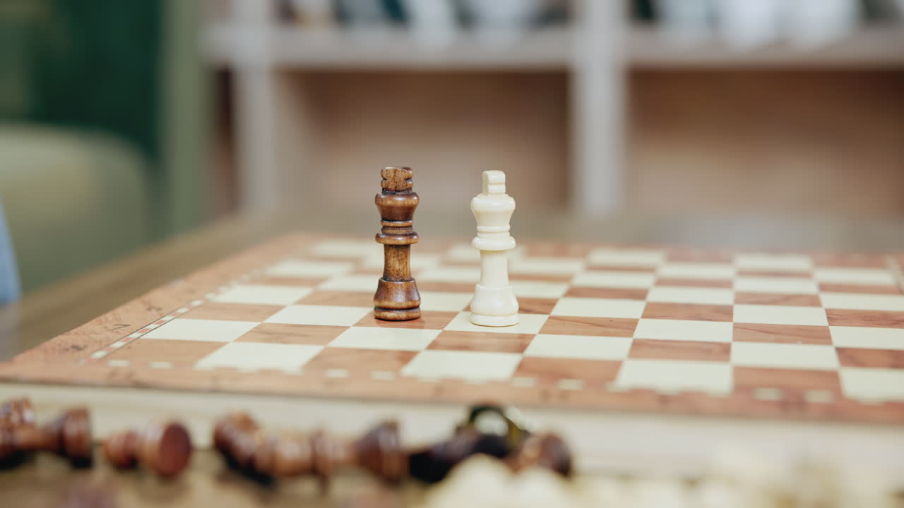 jeque mate, mano y reina de ajedrez toma el rey