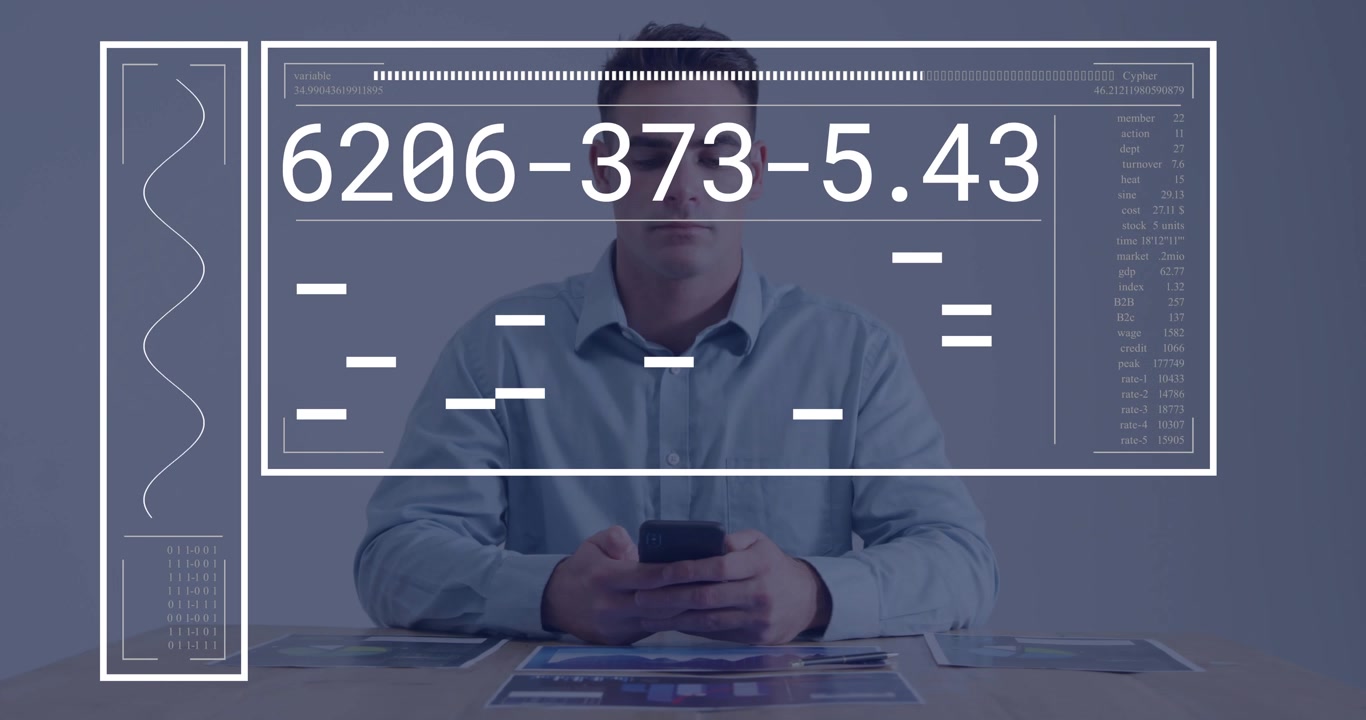Video vertical: Hombre usando el smartphone en una mesa, alternando números y gráficos HUD de finanzas.