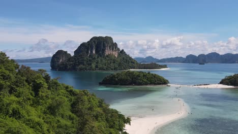 Ascending-aerial-of-famous-sandbar-connecting-tropical-islands,-Koh-Tup,-Krabi