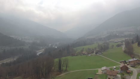 Drone-Volando-Sobre-Un-Brumoso-Valle-Francés