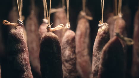 carnicero danés en la elaboración de salchichas