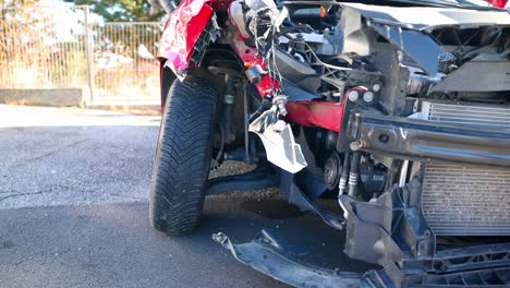 daños de automóviles rojos causados por un accidente vehicular en la carretera