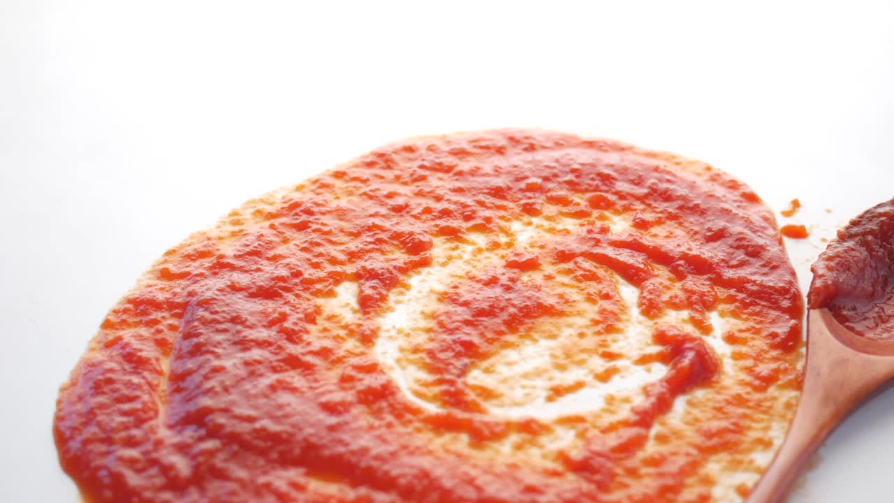 토마토 소스가 흘러내렸어