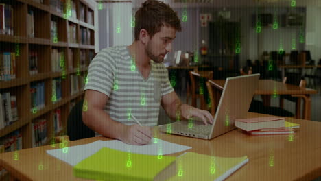 Studieren-In-Der-Bibliothek,-Mann-Benutzt-Laptop-Mit-Binärcode-Animation-über-Szene