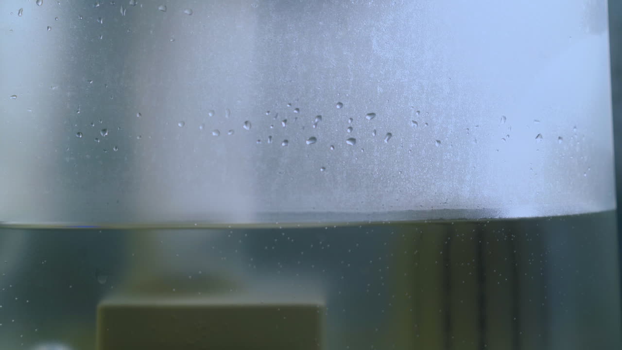 집에서 증기를 방출하는 물로 가득 찬 공기 이온화기의 측면