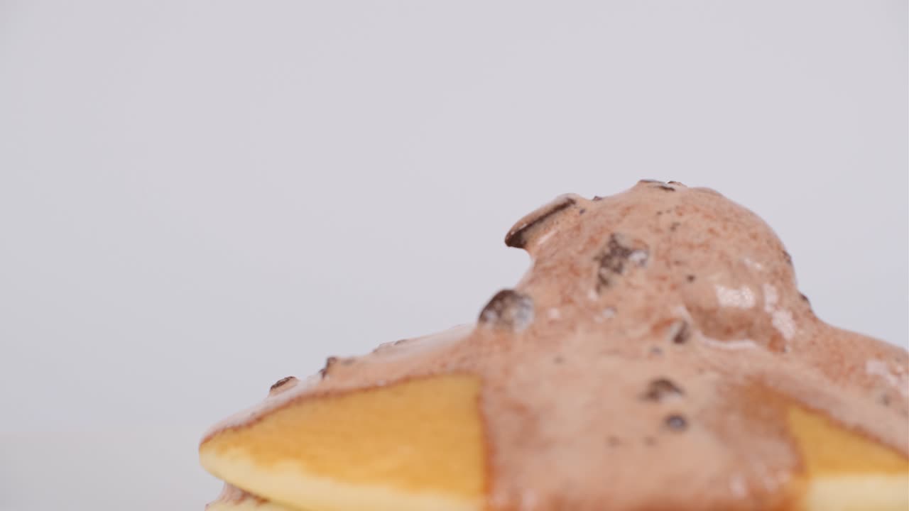 초콜릿 쿠키 아이스크림과 함께 팬케이크