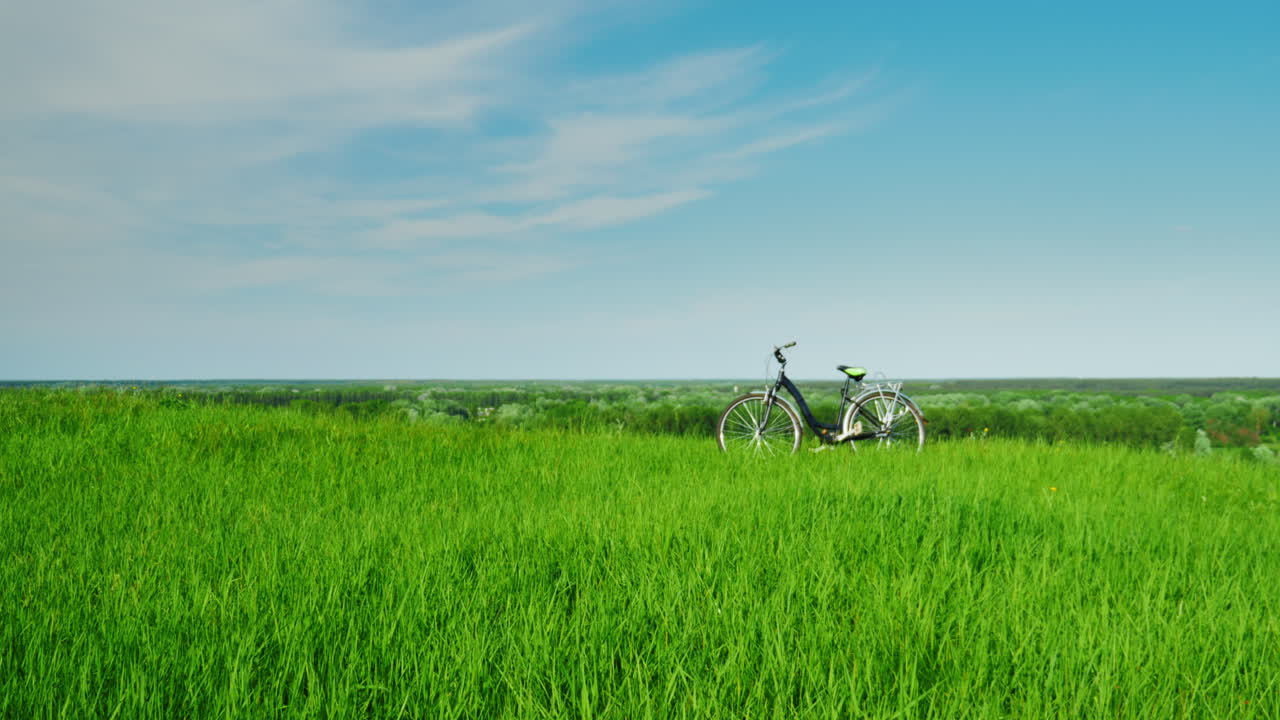자전거는 푸른 초원의 그림 같은 곳에 서 있다