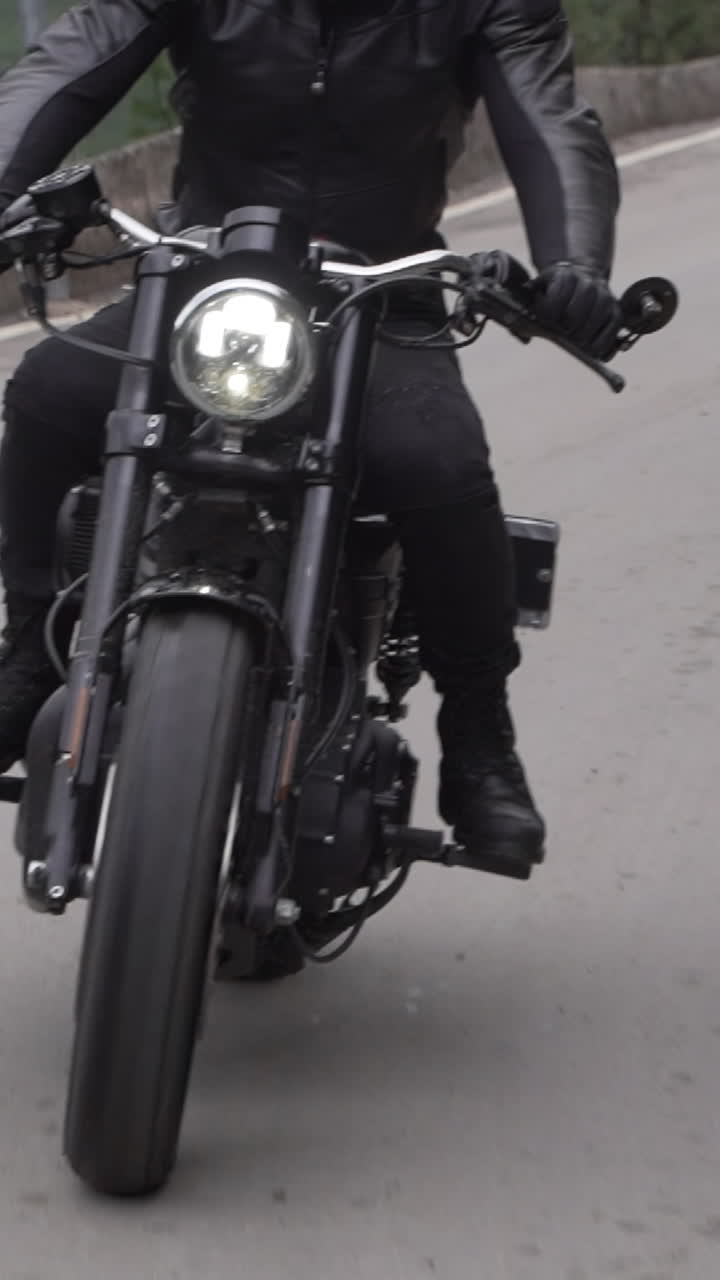 Motociclista su una strada tortuosa