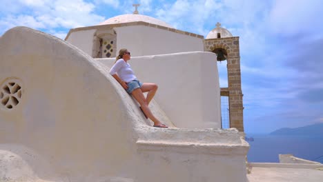 viajera relajándose en la arquitectura de la iglesia griega en la isla griega de milos, grecia