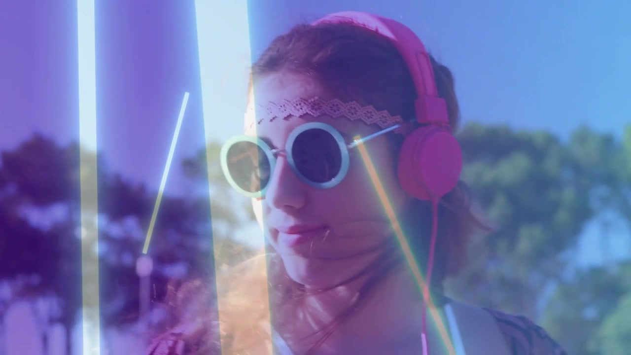 Adolescente femmina che gira la testa mentre la musica suona attraverso cuffie rosa, con strisce al neon che si sovrappongono al ritratto.