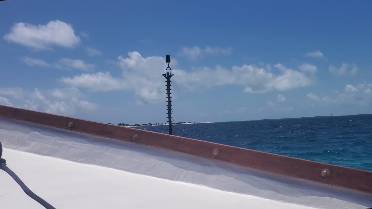 파라다이스 위에서 조용한 해가 지는 것을 지켜보라, 로스 로케스, 모터 보트 안에서 항해해, 르키즈 바다.