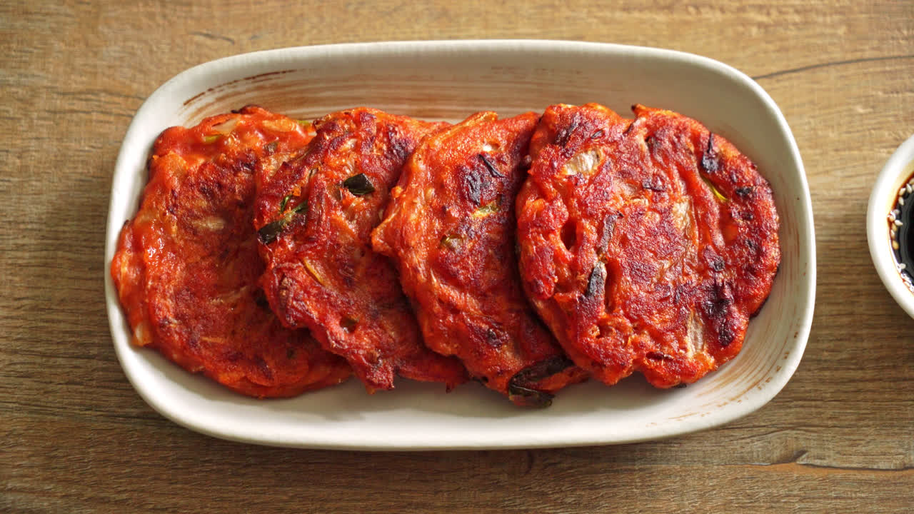 한국 김치 팬케이크 또는 김치전 - 계란, 김치, 밀가루 튀김 - 한국 전통 음식 스타일