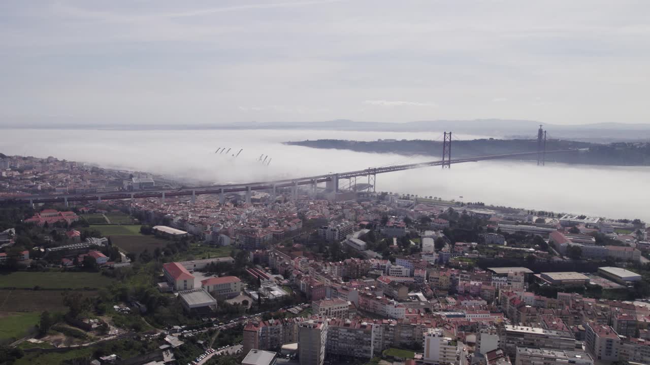 Ponte scenografico a Lisbona coperto da nuvole cupe, skyline aereo.