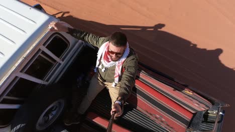 Luftaufnahme-Auf-Dem-Jeep-Durch-Wadi-Rum-Montiert