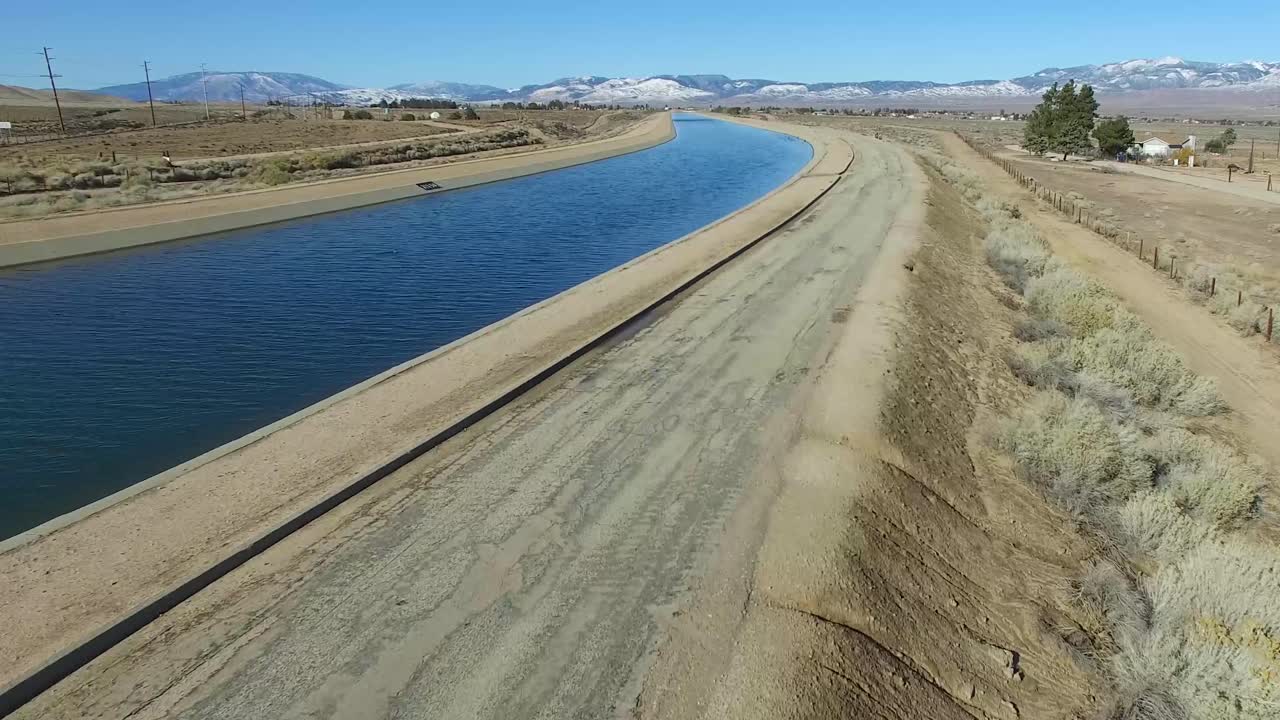 antena sobre el acueducto de california entregando agua a un estado asolado por la sequía