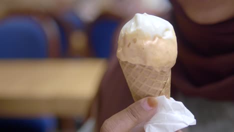 mujer con un cono de helado