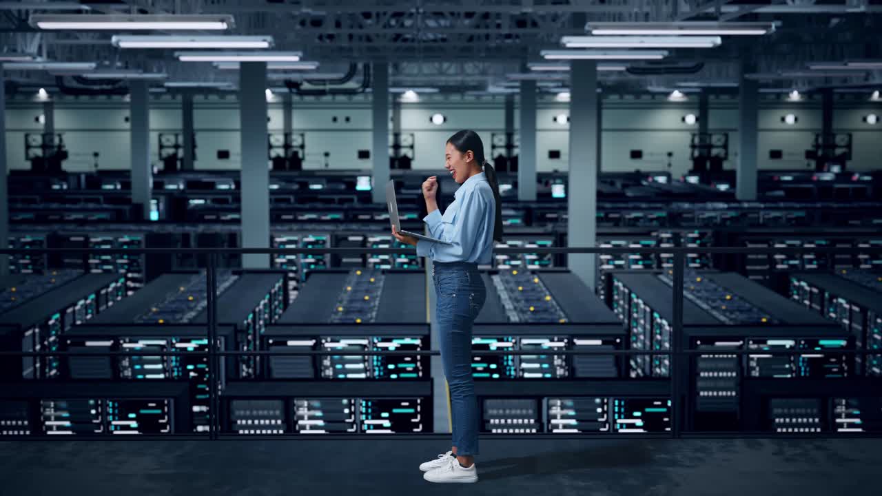 mujer celebrando el éxito en el centro de datos