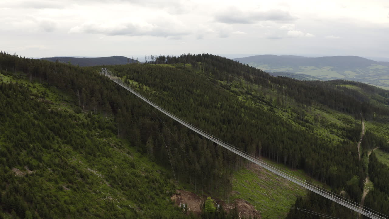 estrecho puente colgante más largo del mundo en dolní morava, chequia