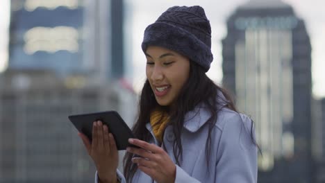 Mujer-Asiática-Usando-Tableta-Y-Haciendo-Videollamadas