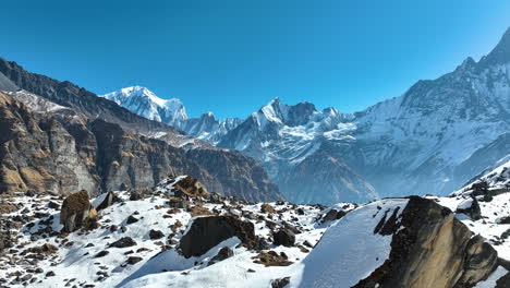 toma de avión no tripulado de la cordillera del himalaya de annapurna en nepal