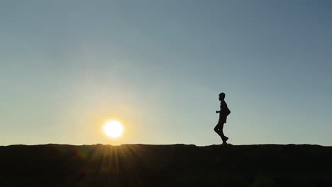 Magerer-Junger-Mann,-Der-Bei-Morgendlichem-Sonnenaufgang-An-Ort-Und-Stelle-Joggt