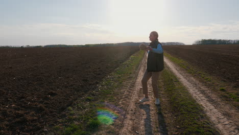 mujer caminando en un campo rural