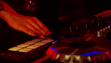 dj chica tocando en un club nocturno en cámara lenta