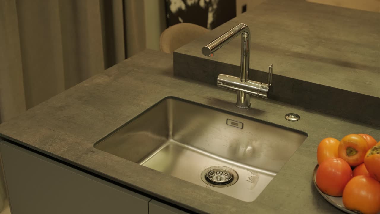 세련되고 우아한 미니멀리즘 가정 인테리어는 깨한 선, 중립적인 색상, 따뜻한 주변 조명을 특징으로하며, 아하고 현대적인 분위기를 만니다.