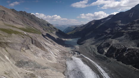 Alpiner-Pasterze-Gletschersee-Am-Fuße-Des-Großglockners-In-Den-österreichischen-Alpen,-Zeitlupe,-Drohnenaufnahme