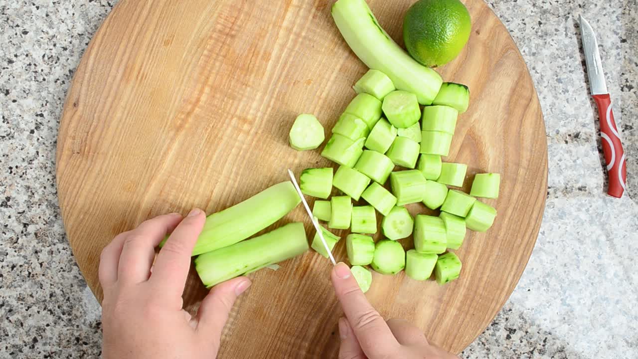Taglio di un cetriolo per il frullatore. Riprese in cucina.