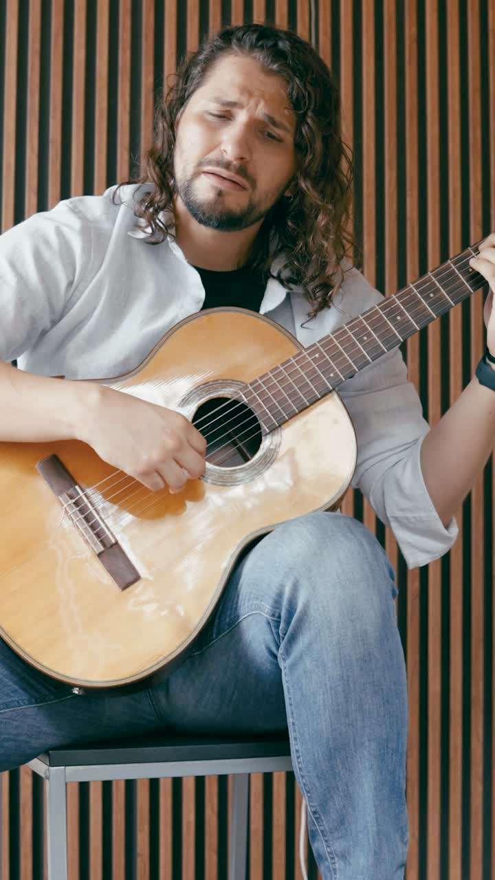 어쿠스틱 기타를 연주하는 남자