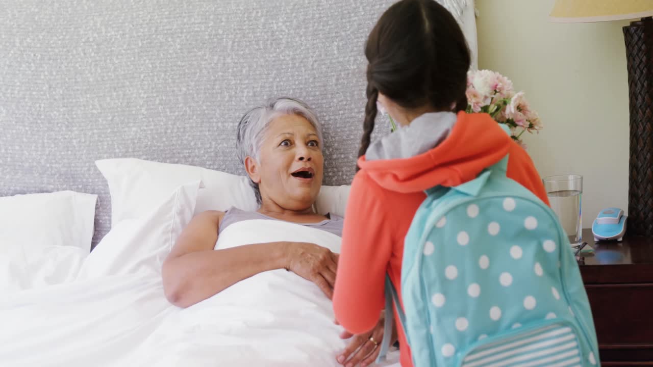 손녀가 침실 4k에서 할머니에게 꽃을 주는