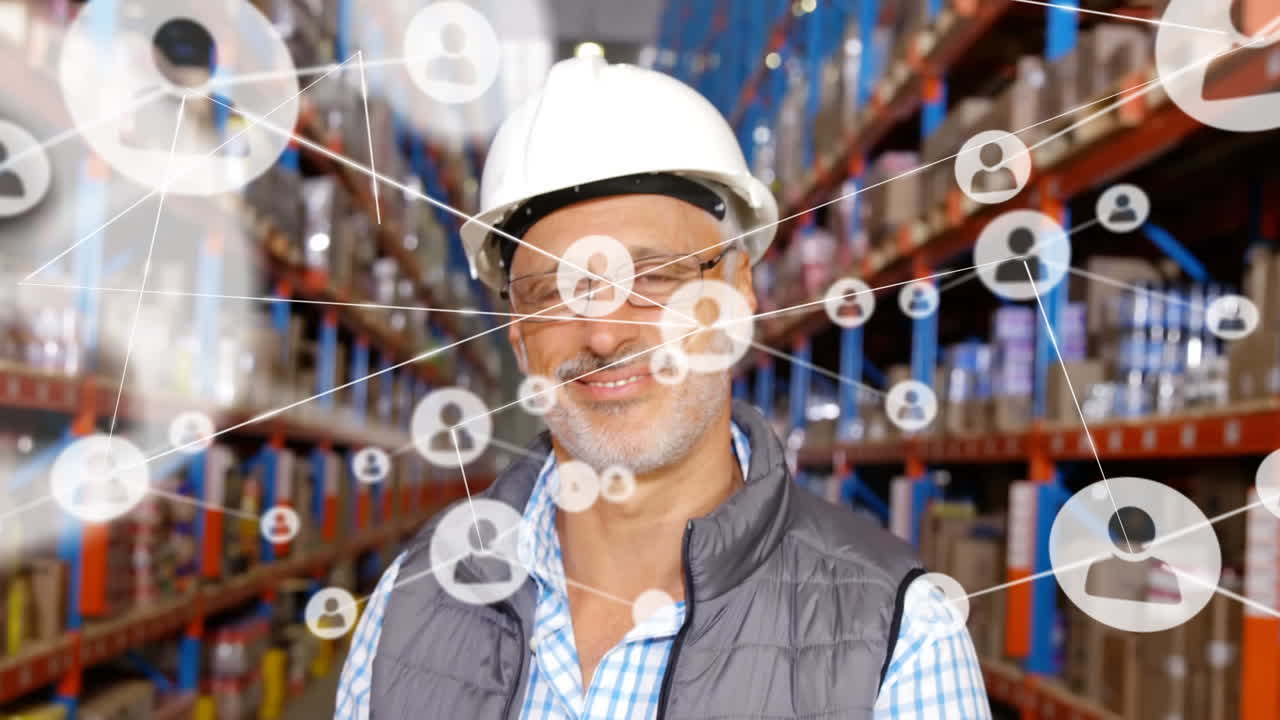 Animazione di reti di connessioni con icone su uomo che lavora in magazzino