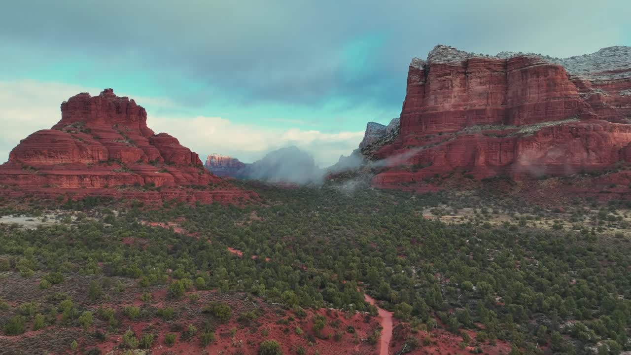 naturaleza atmosférica con cañones de roca roja en sedona, arizona, ee.uu.