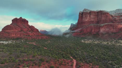 Naturaleza-Atmosférica-Con-Cañones-De-Roca-Roja-En-Sedona,-Arizona,-EE.UU.