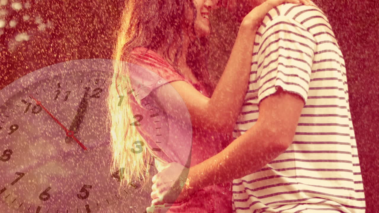 pareja de pie afuera bajo la lluvia