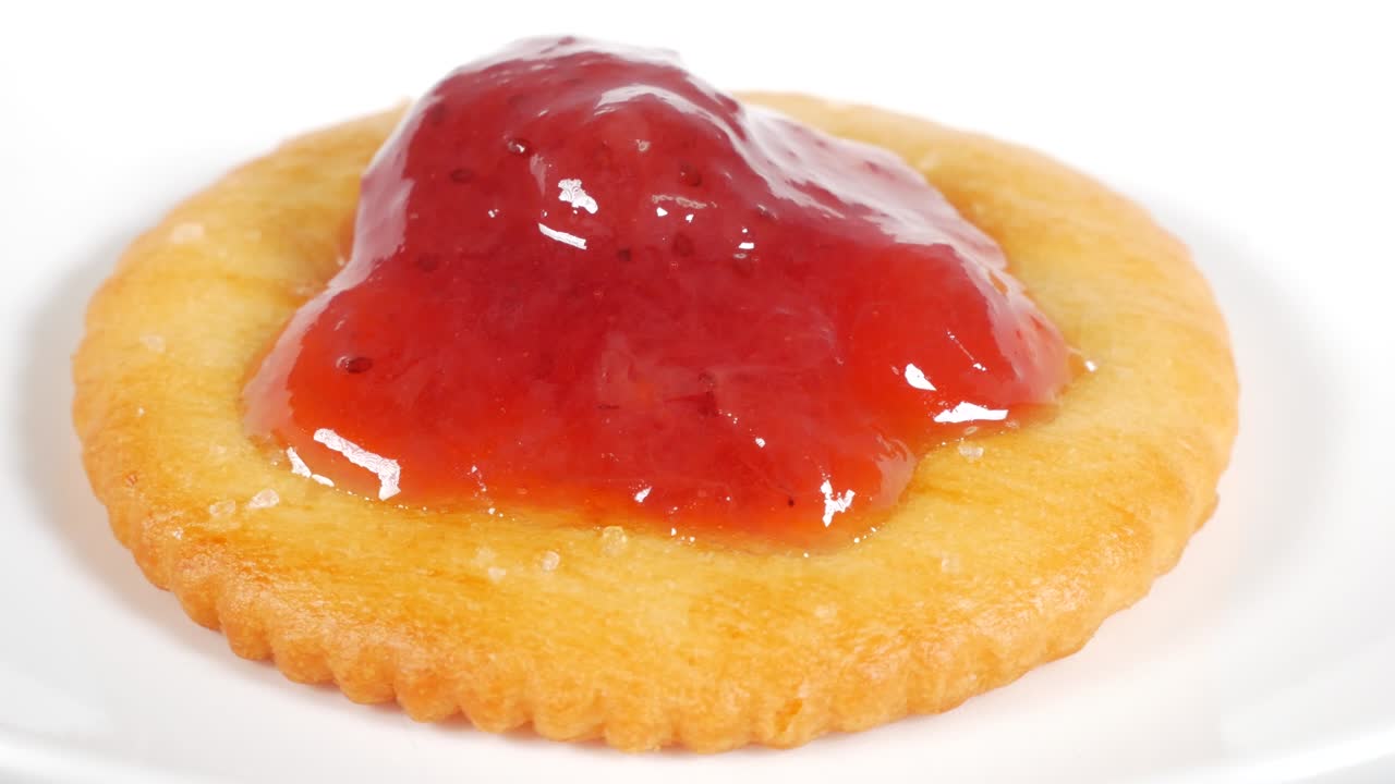 Round crackers with strawberry jam