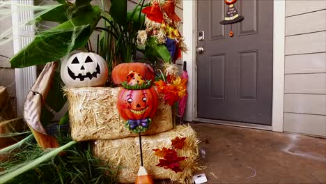 una linda instalación de halloween afuera de la puerta esperando pequeños trucos o tratos