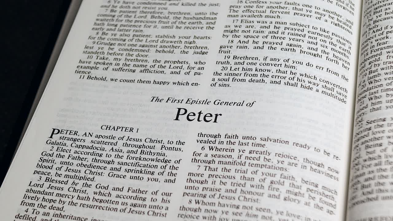 베드로전서로 넘어가는 성경 페이지의 클로즈업 샷