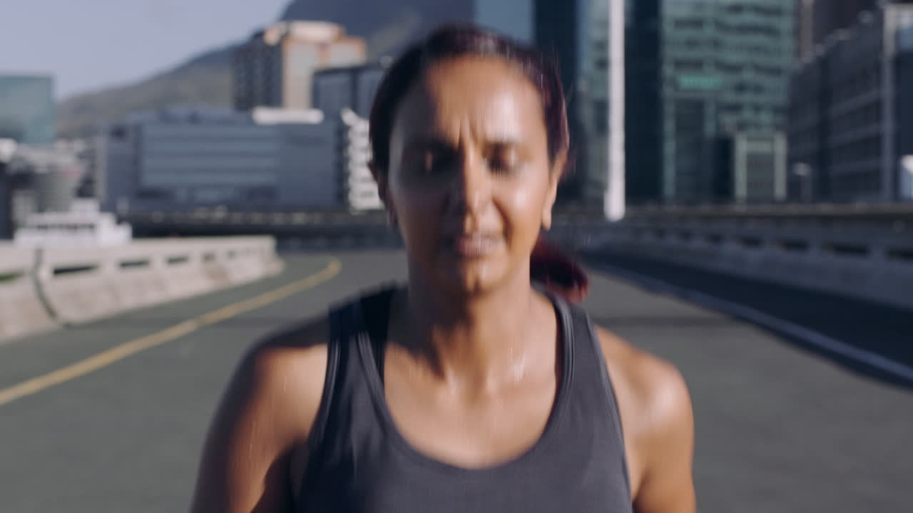 fitness, madura o mujer corriendo en una ciudad