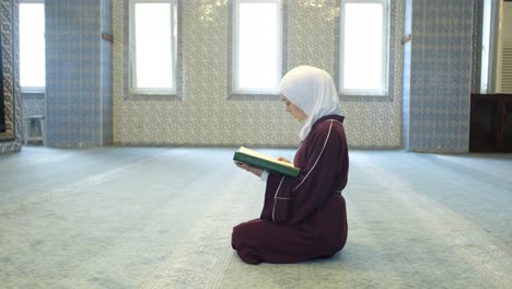 Anbetung-Muslimischer-Mädchen