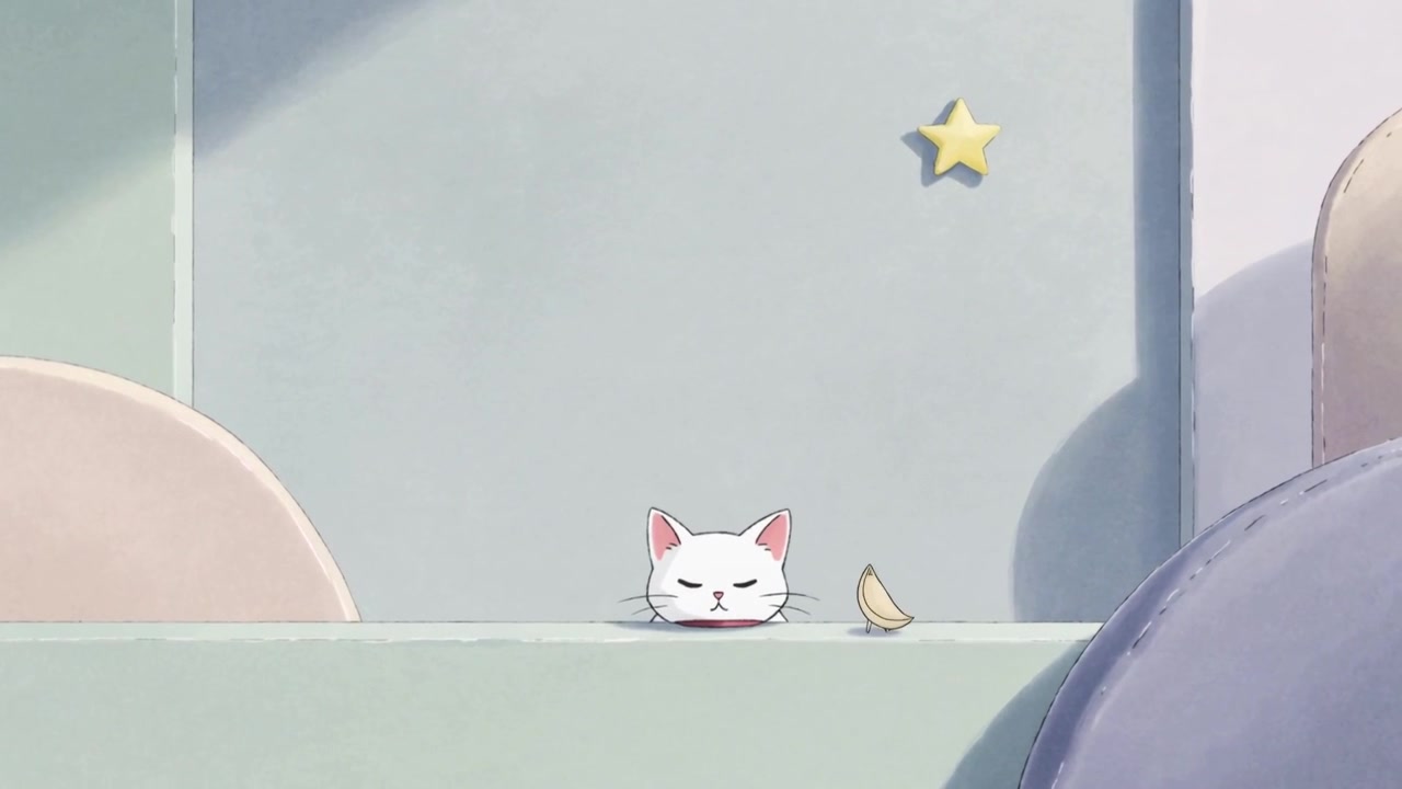 子供部屋の棚に置かれた白い漫画の猫の頭が覗いており、小さな黄色いひよこがぴょんぴょん近づいてくる。