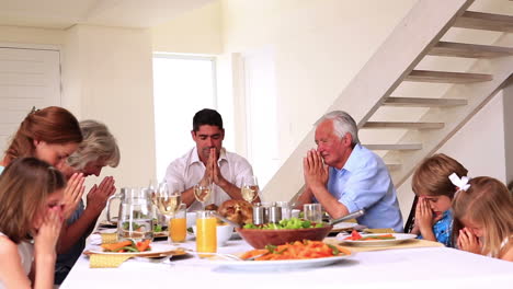 Großfamilie,-Die-Vor-Dem-Abendessen-Gnade-Sagt